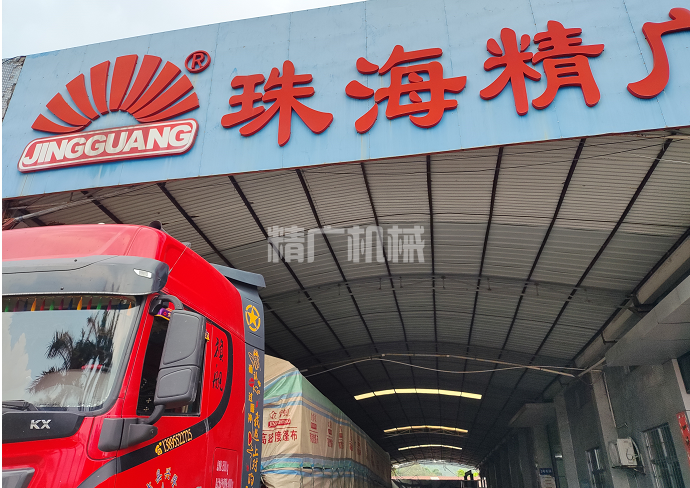 為新疆客戶定制的整條食用油包裝生產(chǎn)線設備裝車發(fā)貨