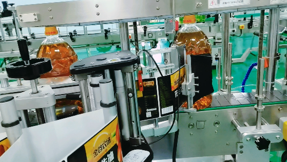 全自動(dòng)貼標(biāo)機(jī)對(duì)食用油灌裝生產(chǎn)線效率的提升原理